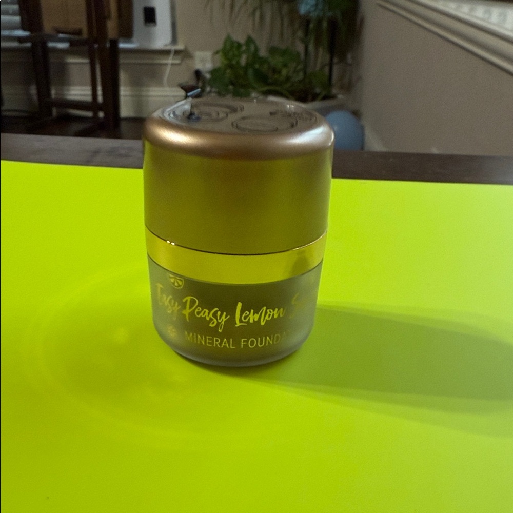 Easy Peasy Lemon Squeezy Mineral Foundation shade: Medium Tan